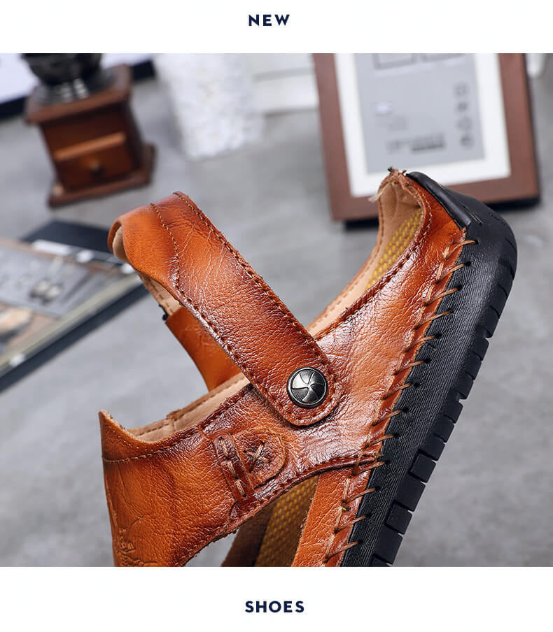 Große Herrensandalen aus weichem Leder mit geschlossener Spitze und handgenähten Nähten